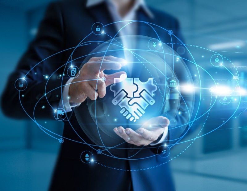 Homme utilisant des lunettes de réalité virtuelle